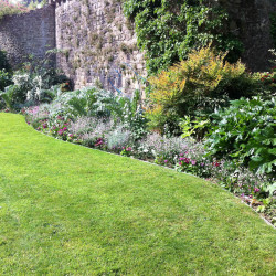 Bordure droite souple de jardin en aluminium, facile et pratique à installer.