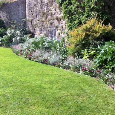 amenagement-prive-bordure-droite-acier-galvanise-3 ML-Les-Serruriers-du-Paysage