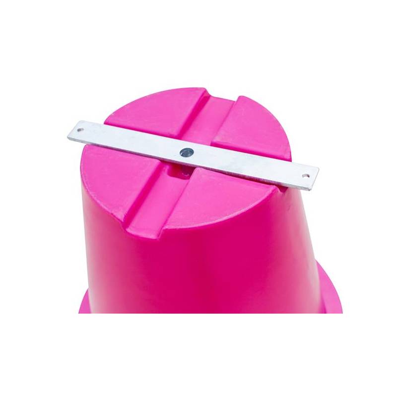 platine-anti-basculement-pot-de-fleurs-plastique-extravase-Les-Serruriers-du-Paysage