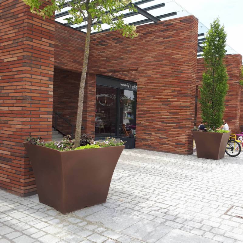 amenagement-pot-de-fleurs-plastique-galb-Les-Serruriers-du-Paysage