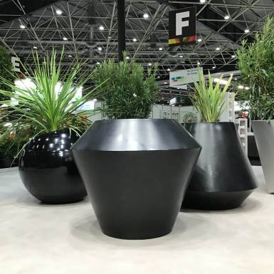 amenagement-pot-de-fleurs-plastique-saphir-Les-Serruriers-du-Paysage